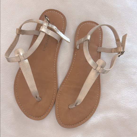 Amazon Essentials Women’s Size 6 Gold Shimmer Gladiator Flats Sandals Casual - Picture 1 of 4